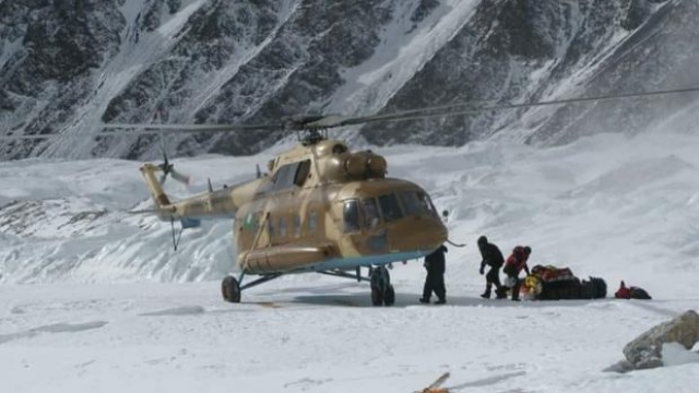 L'elicottero impegnato nelle ricerche sul Nanga Parbat