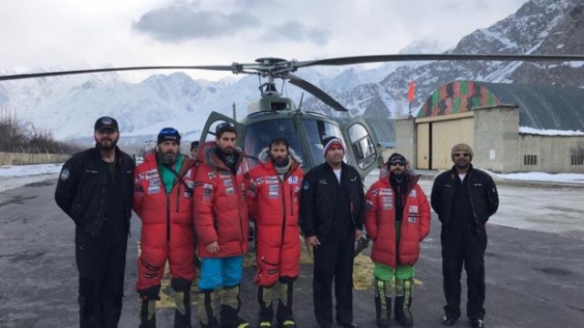 Alex Txikon e il team di soccorso prelevato al campo base del K2