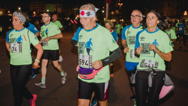 Giovanni Dellisanti, 75 anni, al centro della foto, durante la Trani Night Run