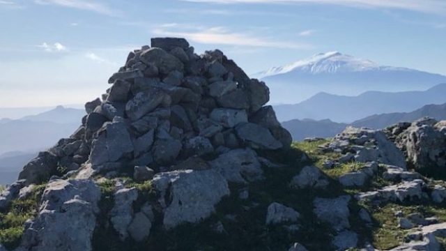 La cima innevata dell'Etna vista dalla vetta del Monte Scuderi