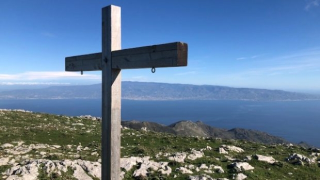 Lo Stretto di Messina visto dalla cima di Monte Scuderi