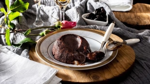 Dessert, tortino al cioccolato con cuore morbido di prugne