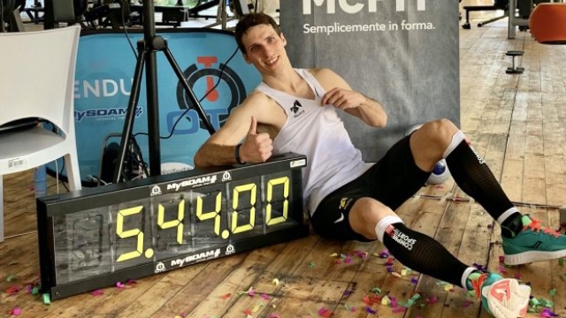 Stefano Emma, 32enne pavese, firma il record del mondo di corsa su tapis roulant sulle 50 miglia