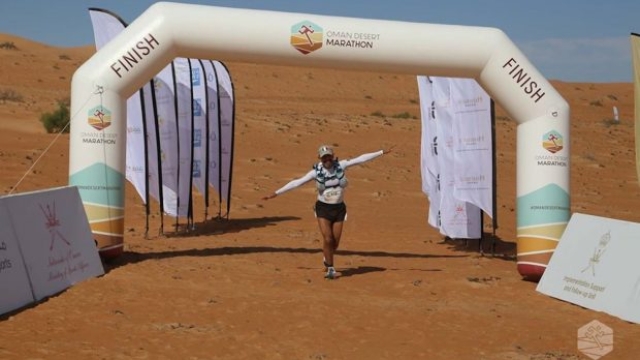  Nella foto, Davide Vitali taglia il traguardo della Oman Desert Marathon