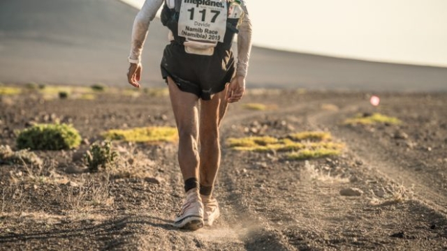 Nella foto, Davide Vitali sul percorso della Namib Race nel 2019
