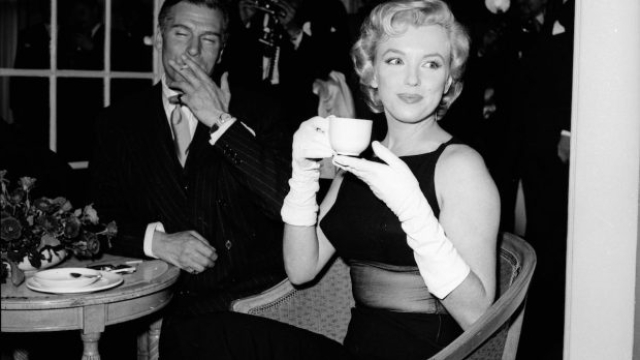 In una foto del 1956 con Laurence Olivier. Marilyn non amava i ristoranti e di solito ordinava solo latte o carote