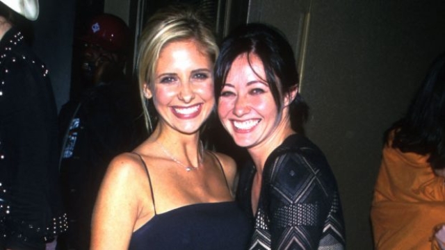 Shannen con l'amica di sempre Sarah Michelle Gellar nel 1999