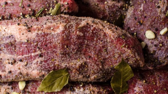 Il passaggio nel mix di spezie è fondamentale per la carne destinata alla bresaola