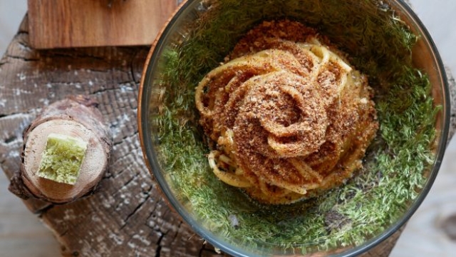 Spaghetti Monograno Felicetti, cotti in brodo in galline e mantecati all'olio di pino mugo: uno dei piatti che sono valsi la Stella Michelin al San Brite