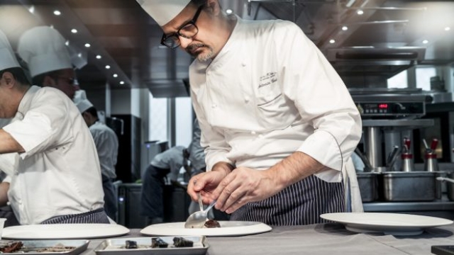 Antonio Guida nella cucina del Seta al Mandarin Oriental, due stelle Michelin: è uno dei migliori ristoranti di Milano.