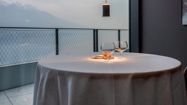  Un tavolo del ristorante di Ghezzi a Eala, grand hotel di Limone sul Garda