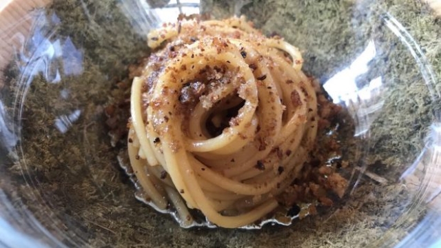Lo spaghetto al pino mugo di Riccardo Gaspari, neo-stellato verde con Sanbrite a Cortina: un  perfetto esempio di (ottima) cucina sostenibile. legata al territorio