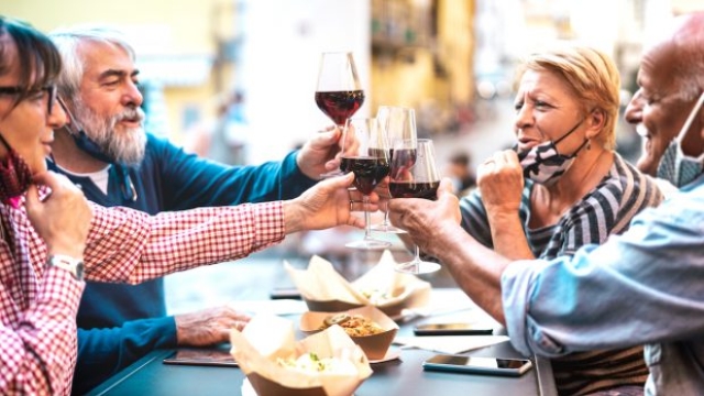 Il momento ideale per bere vino è durante i pasti