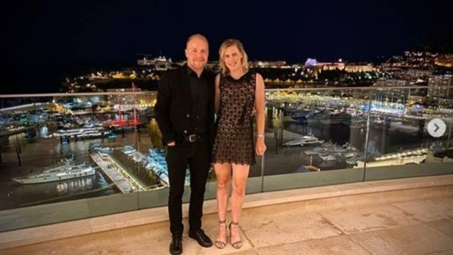 Valtteri Bottas da Monaco posta la foto con la ciclista australiana Tiffany Cromwell e aggiunge nel commento: “Sono l’uomo più fortunato”