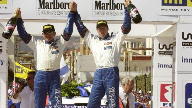 Colin McRae, a destra, festeggia con Nicky Grist il successo all'Acropoli 2002 su Ford Focus. Ap