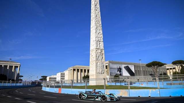 Ultimi preparativi dei team, le considerazioni dei piloti e gli aggiustamenti sulle monoposto prima di scendere in pista per le prime qualifiche della Formula E sul circuito dell’Eur a Roma