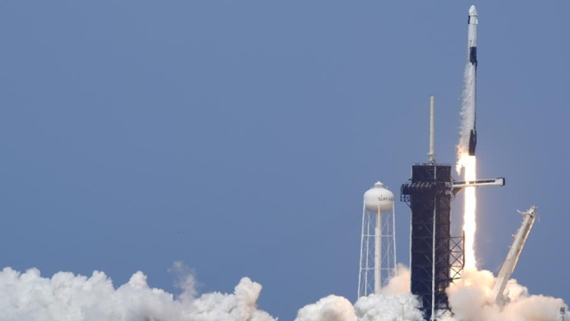 L’avventura spaziale SpaceX, firmata dall’azienda di Elon Musk e dalla Nasa è ufficialmente partita. La navicella è decollata alle 21:22 ora italiana. Si tratta del ritorno ai voli spaziali della Nasa dal 2011