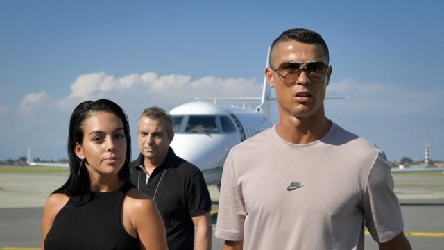 L’arrivo di Cristiano Ronaldo, con la compagna Georgina Rodriguez, quest’estate a Torino. Getty