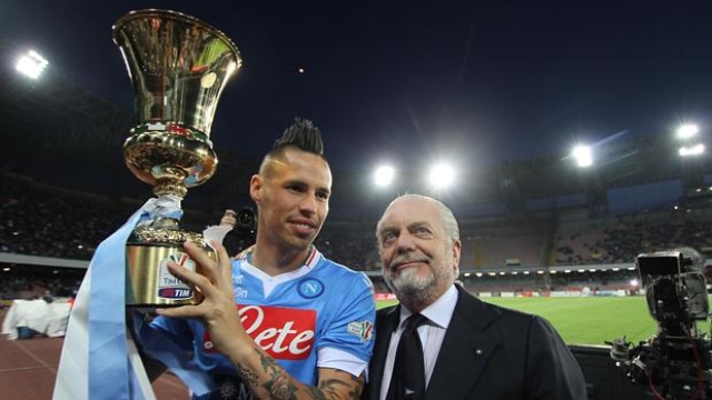 Marek Hamsik, 31 anni, con Aurelio De Laurentiis, 69, freschi vincitori della Coppa Italia 2014. Ansa