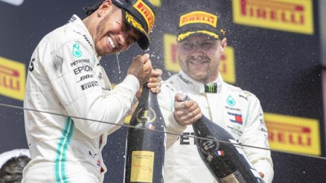 Hamilton e Bottas in festa sul podio in Francia. Epa