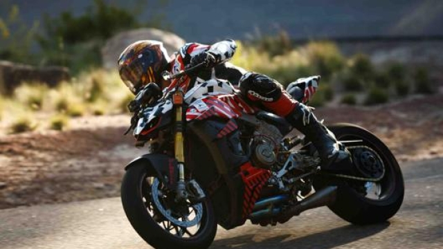 La Ducati Streetfighter V4 in azione