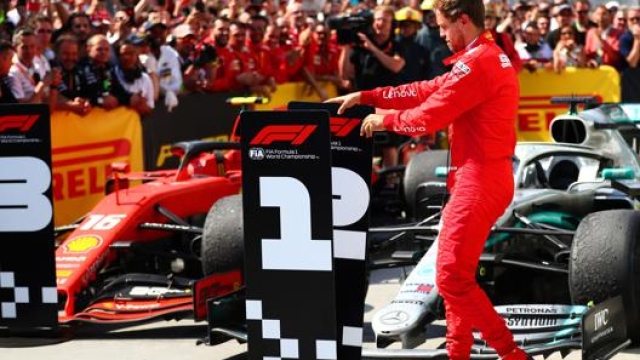SEbastian Vettel “protesta” per la penalità in Canada. Afp