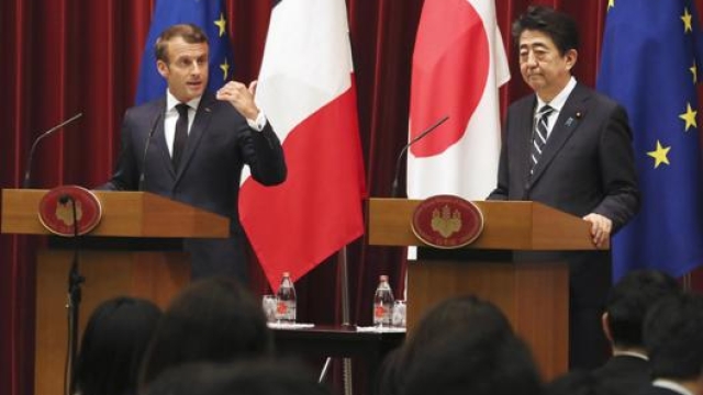 Emmanuel Macron e Shinzo Abe in conferenza stampa a Tokyo. Epa