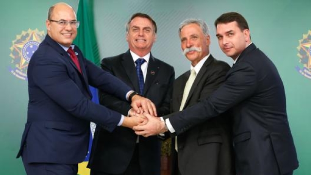 Il governatore di Rio de Janeiro Wilson Witzel, Jair Bolsonaro, Chase Carey e il senatore Flavio Bolsonaro. Afp