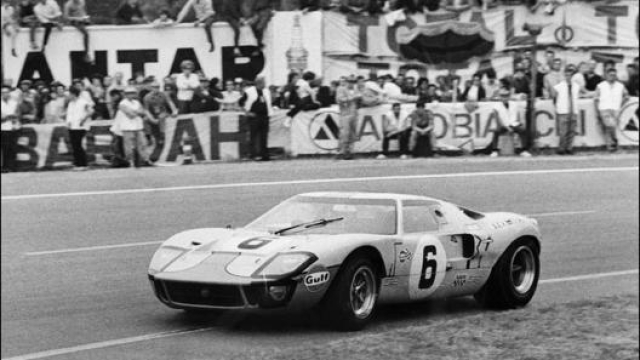 La GT 40 portata alla vittoria nel 1969 da Jacky Ickx e Jackie Oliver. Afp