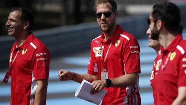 Sebastian Vettel (al centro) in ricognizione al Castellet. Epa