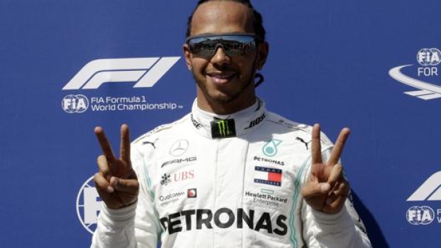 Lewis Hamilton felice dopo la pole. Ap