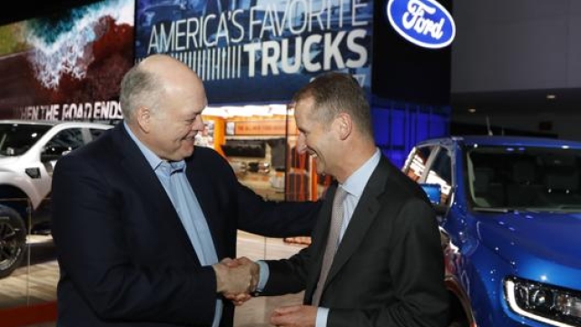 Il presidente e Ceo di Ford Jim Hackett e il Ceo di Volkswagen Herbert Diess a Detroit in gennaio. Ap