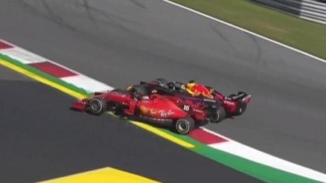 Il sorpasso contestato di Verstappen a Leclerc. Ansa
