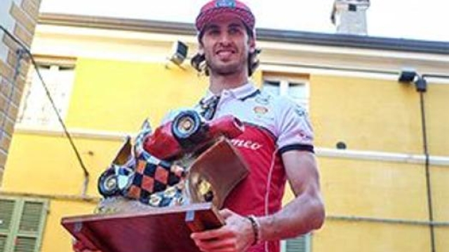 Antonio Giovinazzi con il Trofeo Bandini