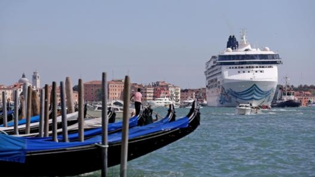 Una nave da crociera davanti a piazza San Marco a Venezia. Ansa