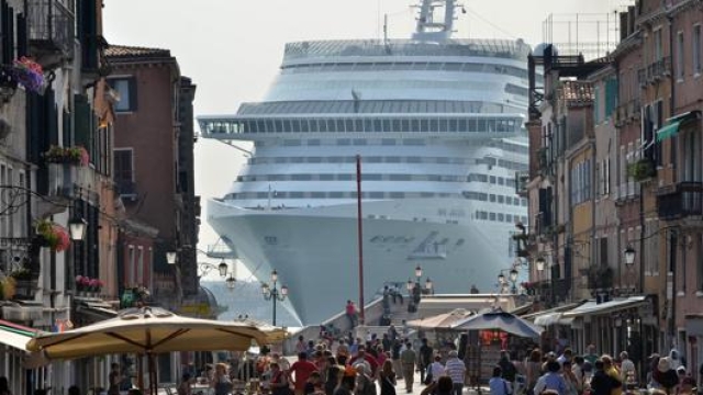Una nave a Venezia vista dal sestriere di Castello. Ansa