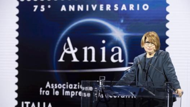 La presidente Farina presenta il francobollo per i 75 anni di Ania. Ansa