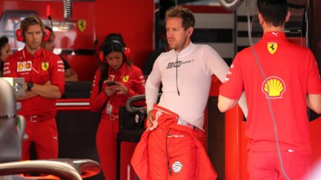 Sebastian Vettel deluso ai box Ferrari. Getty