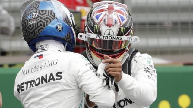 Il saluto tra Hamilton e Bottas dopo le qualifiche”. Ap