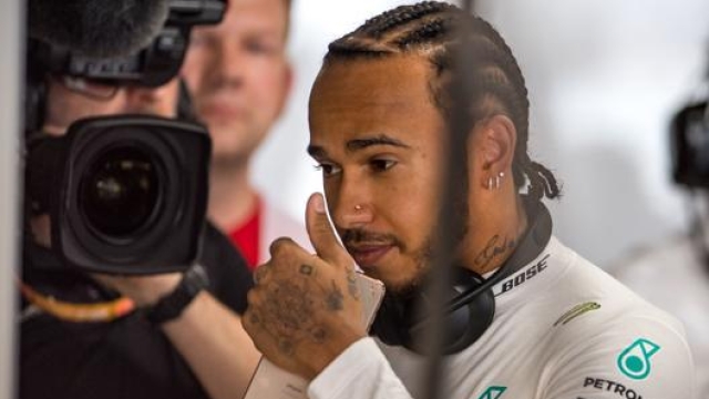 Lewis Hamilton ai box della Mercedes. Afp