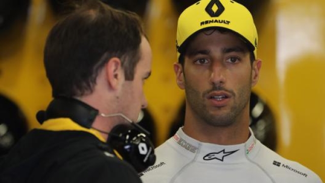 Daniel Ricciardo, a destra, ai box della Renault