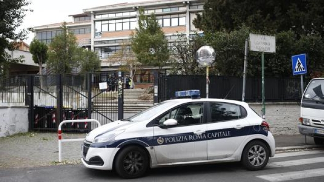 La polizia municipale davanti ad una scuola di Roma. LaPresse
