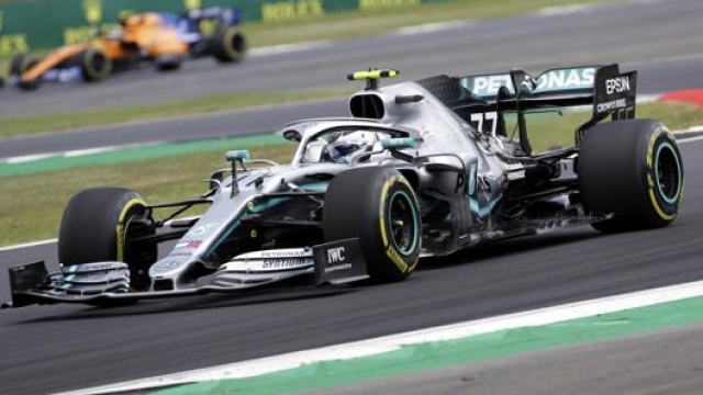 Valtteri Bottas in azione con la Mercedes a Silverstone. Ap