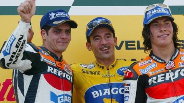 Max Biaggi festeggia la vittoria nel GP di Germania 2004 assieme ad Alex Barros e Nicky Hayden