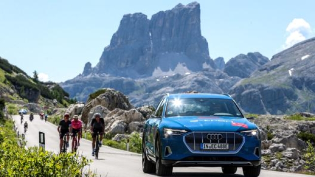 La Audi e-tron in azione alla Maratona dles Dolomites