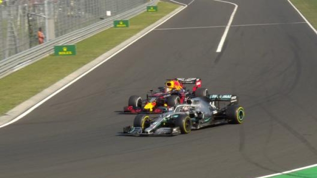 Il decisivo sorpasso di Hamilton a Verstappen