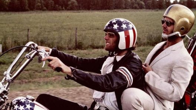 Peter Fonda alla guida di Captain America, passeggero Jack Nicholson. Ansa