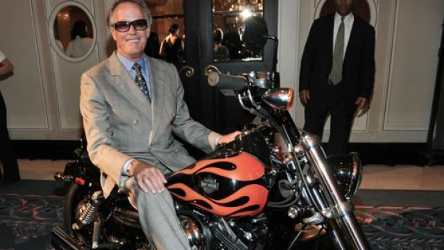 Peter Fonda nel 2010 su una Harley-Davidson a Toronto. Afp