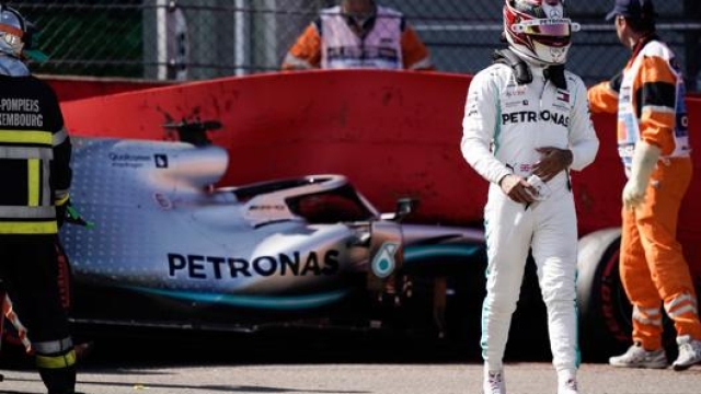 Lewis Hamilton dopo l botto nelle Libere3. Afp