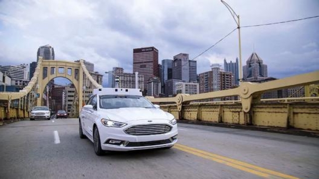 Una Ford Fusion con i sistemi di guida autonoma di Argo AI